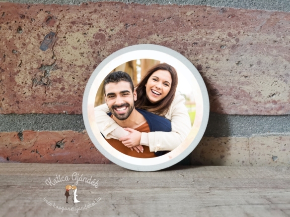 Fényképes kerek faszelet hűtőmágnes